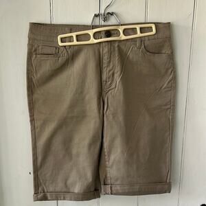 David‎ Britton size 8 shorts